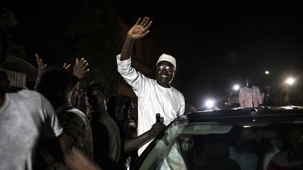 L'ancien maire de la capitale Dakar, Khalifa Sall, acclamé par la foule après sa sortie de prison. Il vient de bénéficier d'une grâce présidentielle après avoir effectué 2,5 années de prison pour détournement de fonds publics.&nbsp; (JOHN WESSELS / AFP)