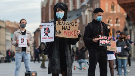 Une militante pro-choix manifeste contre la décision du Tribunal constitutionnel polonais de restreindre le droit à l'IVG, à Cracovie, en Pologne, le 22 octobre 2020. (ARTUR WIDAK / NURPHOTO / AFP)