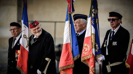 Des harkis reçus dans la cour des Invalides, à Paris, le 25 septembre 2018. (PHILIPPE LOPEZ / AFP)