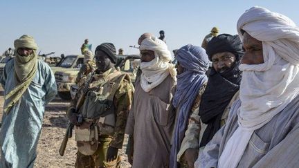 Des membres de l'armée malienne et des Touaregs favorables au pouvoir central patrouillent ensemble en avril 2017 dans le district de Ménaka. (Souleymane AG ANARA / AFP)