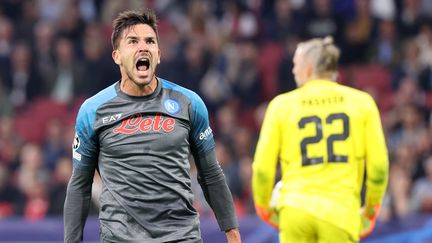 Buteur sur la pelouse de l'Ajax Amsterdam en Ligue des champions, l'attaquant de Naples&nbsp;Giovanni Simeone hurle sa joie, le 4 octobre 2022.&nbsp; (FRANCOIS WALSCHAERTS / AFP)