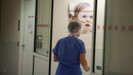 Une sage-femme dans un hôpital français. (photo d'illustration) (JESSICA BORDEAU / BSIP VIA AFP)