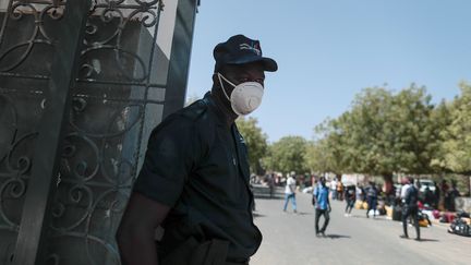 Un agent de sécurité portant un masque devant l'entrée de l'université Cheikh Anta Diop de Dakar, le 16 mars 2020. L'établissement a fermé ses portes pour cause de coronavirus. (REUTERS - ZOHRA BENSEMRA / X90036)