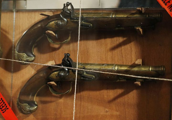 Les deux pistolets de Surcouf du musée de Saint-Malo
 (CHARLY TRIBALLEAU / AFP)