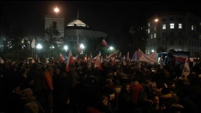 Pologne : des opposants au gouvernement bloquent le Parlement