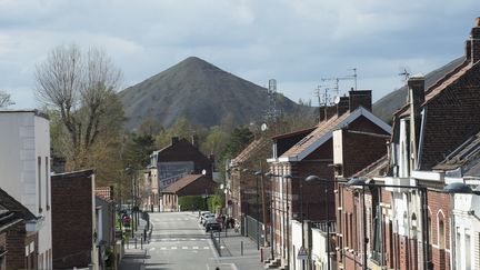 Un terril, dans le Pas-de-Calais, vestige de l'exploitation minière de la région. (OLIVIER JOLY/SIPA)