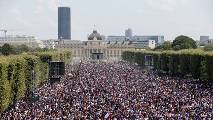 Les supporters français présents sur le Champ de Mars à Paris pour assister à la finale de la Coupe du monde entre la France et la Croatie, le 15 juillet 2018. (CHARLY TRIBALLEAU / AFP)