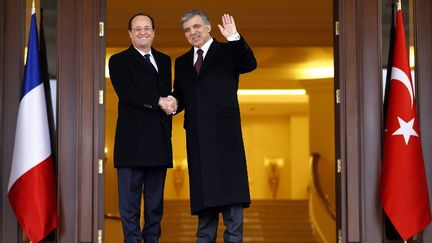 Le pr&eacute;sident fran&ccedil;ais Fran&ccedil;ois Hollande et son homologue turc Abdullah G&uuml;l &agrave; Ankara, le 27 janvier 2017. (MURAT KAYNAK / ANADOLU AGENCY / AFP)