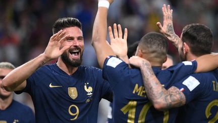 Le bonheur des joueurs de l'équipe de France, Olivier Giroud et Kylian Mbappé en tête, lors du match France-Australie le 22 novembre 2022. (FRANCK FIFE / AFP)