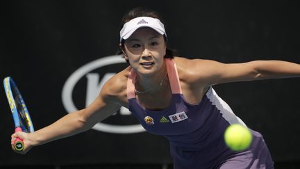 Peng Shuai ors de son match du premier tour du simple dames contre la Japonaise Nao Hibino au tournoi de tennis du Grand Chelem de l'Australian Open à Melbourne, en Australie, le 21 janvier 2020. (FRANCIS MALASIG / EPA)