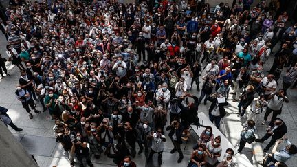 Le hall de l'Hôtel de ville du Havre, dimanche 28 mars à l'annonce des résultats du deuxième tour des municipales 2020. (SAMEER AL-DOUMY / AFP)