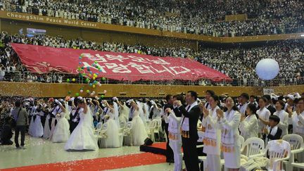 Le Centre mondial pour la paix CheongShim a accueilli les trois mille couples qui se sont mariés. Mais douze mille autres couples, dans le monde entier, ont pris part à la cérémonie via internet. L'Eglise de l'Unificaction a été fondée par le défunt révérend Sun Myung Moon. Il est décédé en 2012 à l'âge de 92 ans. Il avait présidé aux mariages de masse depuis le début des années 1960. La cérémonie du 20 Février 2016 a été dirigée par son épouse, en présence de 20.000 adeptes et invités. (Photo AFP)