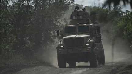 Des militaires ukrainiens près de Bakhmout (Ukraine), le 1er juillet 2023. (GENYA SAVILOV / AFP)