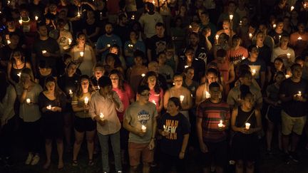 Des habitants de Charlottesville (Virginie) se réunissent sur le parvis de l'université de la ville à l'occasion d'une veillée aux chandelles, mercredi 16 août 2017. (SAMUEL CORUM / ANADOLU AGENCY / AFP)