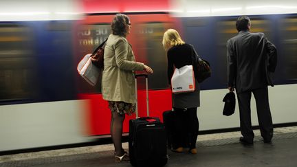 Des usagers attendent le RER dans une station parisienne, le 18 octobre 2012. (FRÉDÉRIC SOREAU / AFP)