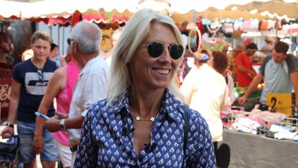 Marie Sara, candidate LREM, sur le marché du Grau-du-Roi (Gard), le 13 juin 2017. (ROBIN PRUDENT / FRANCEINFO)