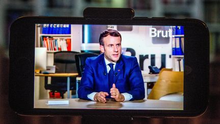 Le président de la République Emmanuel Macron, interrogé par Brut le 4 décembre 2020. (BRUNO LEVESQUE / MAXPPP)