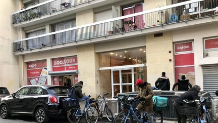 Les "Dark Store" sont souvent installés au rez-de-chaussée d'immeubles d'habitation (MARIE MAHEUX / RADIOFRANCE)