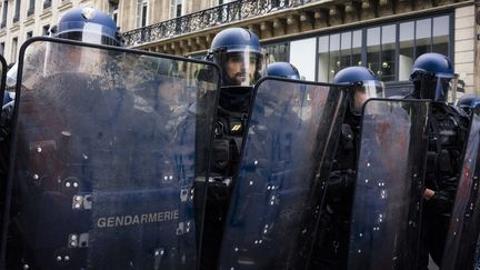 Des policiers face à des "gilets jaunes", le 15 décembre 2018, place de l'Opéra à Paris.&nbsp; (DENIS MEYER / HANS LUCAS / AFP)