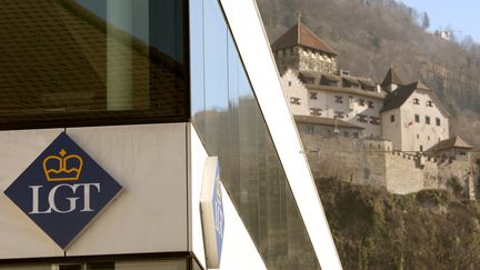 Une banque LGT devant le ch&acirc;teau de Vaduz (Liechtenstein), en f&eacute;vrier 2009. (ARND WIEGMANN / REUTERS)