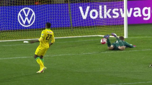 On a good Nantes counterattack, Kolo Muani wants to serve Moses Simon, but Sidibé tackles to prevent the ball from arriving, and he deceives Alexander Nübel and it gives a CSC!  1 goal everywhere between Nantes and ASM!