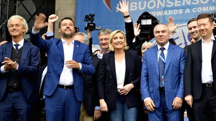 Le ministre de l'Intérieur italien, Matteo Salvini, en compagnie de la présidente du Rassemblement national, Marine Le Pen, et&nbsp;du leader du Parti pour la liberté néerlandais (PVV) Geert Wilders, le 18 mai 2019 à Milan (Italie), lors d'une réunion de partis nationalistes européens, à une semaine des élections européennes.&nbsp; (MINAKO SASAKO / YOMIURI / AFP)