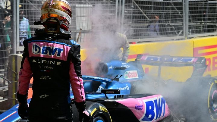 Pierre Gasly constate sa voiture en flammes lors de la première séance d'essais libres du Grand Prix d'Azerbaïdjan, à Bakou, le 28 avril 2023. (AFP)