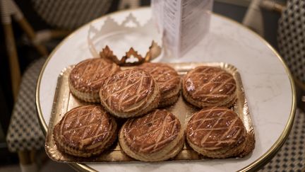 Des galettes des rois à Paris, le 6 janvier 2022. (ARTHUR NICHOLAS ORCHARD / HANS LUCAS / AFP)