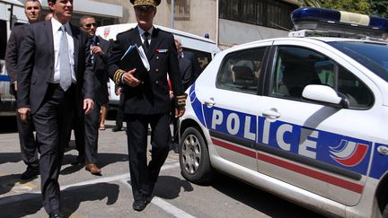 Manuel Valls dans les rues d'Ajaccio (Corse-du-Sud), le&nbsp;4 juin 2013. (PASCAL POCHARD-CASBIANCA / AFP)