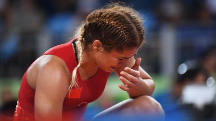 L'émotion de la Turque Buse Tosun, éliminée en match de repêchage de la lutte féminine (-69 kg), le 17 août 2016. (TOSHIFUMI KITAMURA / AFP)