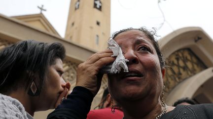 Deux femmes en pleurs après l'explosion survenue dans une église de Tanta (Egypte), le 9 avril 2017. (MOHAMED ABD EL GHANY / REUTERS)