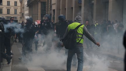 Une&nbsp;manifestation contre le pass-sanitaire à Paris le 11 septembre 2021. (ALAATTIN DOGRU / ANADOLU AGENCY / AFP)