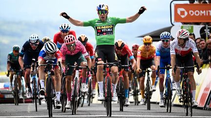 Wout van Aert pensait s'imposer mais c'est bien David Gaudu (gauche) qui a franchi la ligne le premier sur le Critérium du Dauphiné, le 7 juin 2022 à Chastreix-Sancy. (MARCO BERTORELLO / AFP)