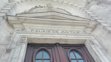 La façade du palais de justice d'Evreux (Eure), où la mère et le beau-père de la fillette ont été mis en examen, ici le 1er août 2018. (LAURENT PHILIPPOT / FRANCE BLEU HAUTE NORMANDIE / MAXPPP)