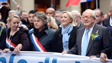 Marion Mar&eacute;chal-Le Pen, Gilbert Collard, Marine Le Pen et Jean-Marie Le Pen lors du d&eacute;file du 1er mai du Front national, &agrave; Paris, le 1er mai 2013. (ERIC FEFERBERG / AFP)