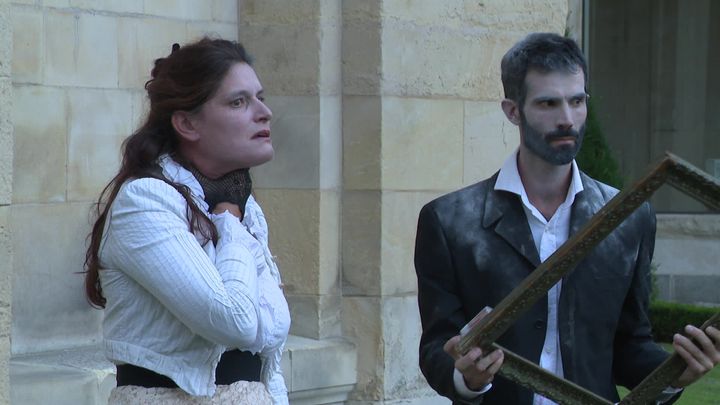 Blanche/Clélia David et Justin/Baptiste Relat, les deux comédiens de L'Incertaine compagnie qui jouent ces étranges&nbsp;Ames lointaines. (P. Latrouitte / France Télévisions)