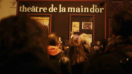 Un rassemblement devant le th&eacute;&acirc;tre de la Main d'Or, &agrave; Paris, le 28 d&eacute;cembre 2013, pour soutenir&nbsp;Dieudonn&eacute;. (MAXPPP)