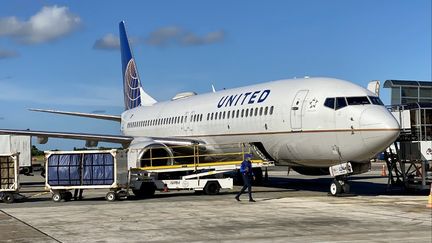 Un Boeing 737 de la compagnie United Airlines à l'aéroport de Punta Cana (République dominicaine), le 5 décembre 2020. (DANIEL SLIM / AFP)