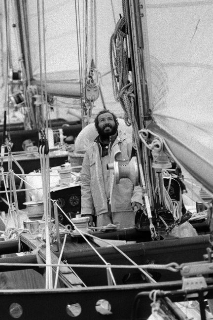 Le navigateur Alain Colas à bord de "Manureva", le 29 mars 1974 à Saint-Malo (Ille-et-Vilaine) au terme d'une course autour du monde en solitaire. (- / AFP)