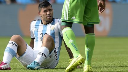 Sergio Agüero, à terre lors du match contre le Nigeria (JUAN MABROMATA / AFP)