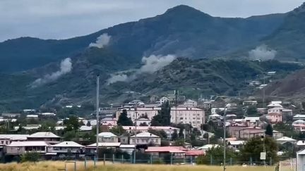 Capture d'écran d'une vidéo amateur montrant la fumée d'une explosion sur une colline à l'extérieur de Stepanakert, la capitale de la région du Haut-Karabakh, le 19 septembre 2023. (MARUT VANYAN / UGC / AFP)