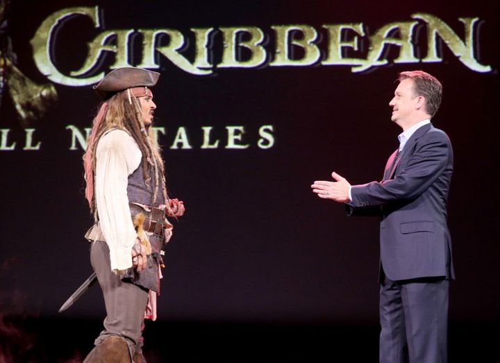 Johnny Depp en Jack Sparrow et le président des studios Disney Sean Bailey, au salon D23, à Los Angeles, le 15 août 2015.
 (Jesse Grant / GETTY IMAGES NORTH AMERICA / AFP)