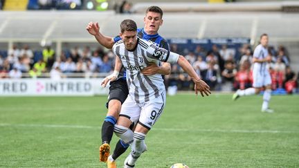 Le Turinois Dusan Vlahovic au duel avec un adversaire lors de la rencontre entre l'Atalanta Bergame et la Juventus, le 7 mai 2023. (GIANLUCA RICCI / AFP)