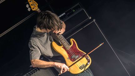 Jonny Greenwood, compositeur, guitariste et multi-instrumentiste pour Radiohead et The Smile, ici en concert avec The Smile à Glasgow (Écosse), le 20 mars 2024. (STUART WESTWOOD/SHUTTERSTOCK/SIP / SIPA)