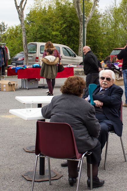 Jean de Galard et son épouse, Laure de Galard, lors du vide-greniers de Saint-André, le dimanche 14 avril 2019. (GUILLEMETTE JEANNOT / FRANCEINFO)