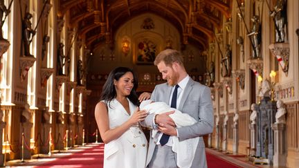 Le prince Harry et Meghan présentent leur enfant à Windsor, près de Londres, le 8 mai 2019. (DOMINIC LIPINSKI / POOL / AFP)