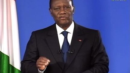 Alassane Ouattara, le président de Côte d'Ivoire, s'adressant aux Ivoiriens à la TV, le 11/4/11 (AFP)