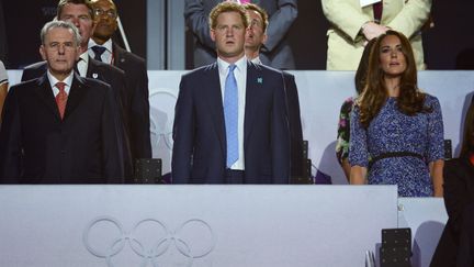 Moins "people" mais tout aussi VIP, le pr&eacute;sident du CIO Jacques Rogge (&agrave; gauche), le prince Harry (au centre) et la duchesse de Cambridge Kate Middleton. (LEON NEAL / AFP)