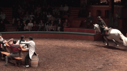 Bartabas met en scène un nouveau spectacle au théâtre équestre Zingaro à Aubervilliers (Seine-Saint-Denis). Intitulé "Cabaret de l’exil", il s’agit d’une ode à l’Irlande, sa culture et son peuple nomade. (FRANCE 3)