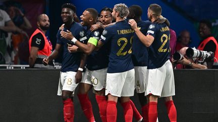 La joie des joueurs de l'équipe de France après le but d'Aurélien Tchouameni face à l'Irlande, le 7 septembre 2023 (MIGUEL MEDINA / AFP)